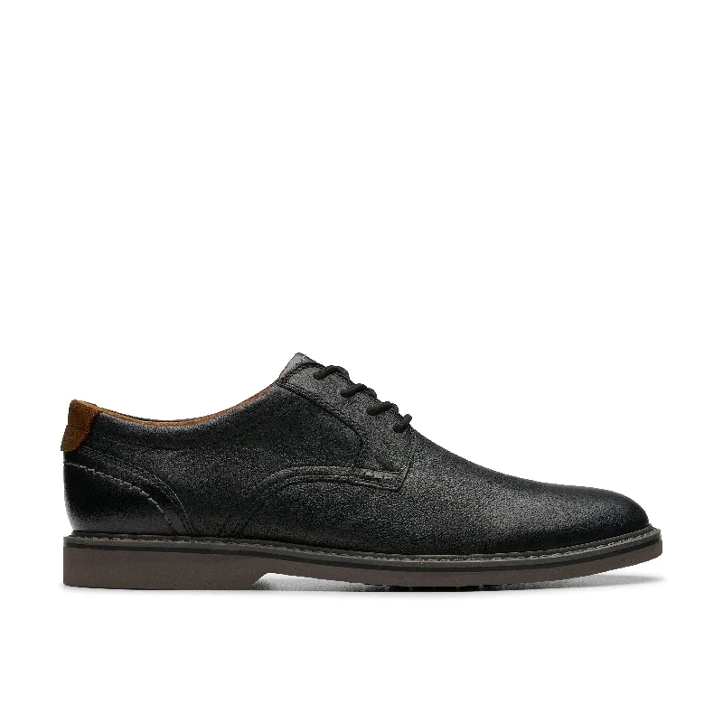 Clarks Radcliff Low in Black Leather